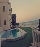 شقة مفروشة بالمنقف للايجار اسبوعي/ شهرى علي شاطئ البحر