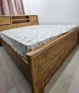 سرير خشب مستعمل مع مرتبة عرض 200x200 سم من هوم سنتر Used Wooden Bed with Mattress, 200x200