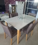 طاوله طعام مع 4 كراسي للبيع بحاله ممتازه