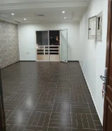 شقه للايجار ثلاثه غرف وثلاثه حمام وغرفه خادمه ويوجد خزانه في كل غرفه