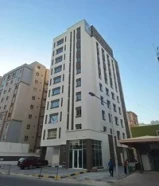 للإيجار بحولي عمارة جديدة قطعة 2 خلف متحف العثمان موقع مميز شقه 2 غرفه و2 حمام وصالة ومطبخ