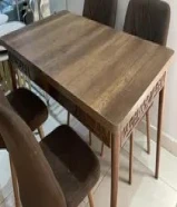 طاولة طعام مع أربع كراسي