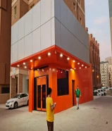 A fast food restaurant equipped for sale with its part-time equipment, cheap rent, there is an office and a bathroom, 3 phase electricity, decorations