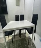 طاولة مع كراسي