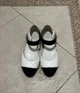 حداء نسائي بلون الابيض والاسود chanel