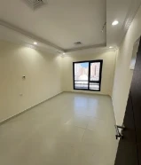 للإيجار شقه عائلات جميع الجنسيات غرفتين وصاله وحمامين ومطبخ اول ساكن حولي