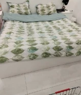 غرفه نوم استعمال جدا خفيف تقريبا اسبوعين من دون الدوشك. لون ابيض سرير نفرين كبيرة كمودينات 2 تسريح