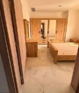 غرفة نوم كاملة مؤلفة من 5 قطع خزانة ملابس، خزانتين جانبية،سرير وتسريحة