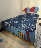 غرفة نوم سرير ودولاب