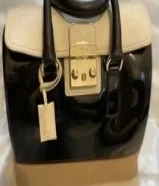 جنطه جلد لامع حجمها كبير من بوتيكها لندن