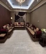 للبيع قنفات صالة كاملة معه الثريا وطاولتين