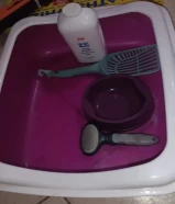 ‏لتر بوكس وقوعه طعام وستين بحالة جيدة من بيت زون Litter box , food bawl and 2 brushes in good