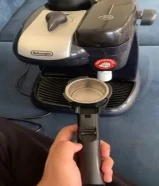 للبيع مكيننة قهوه Delonghi ب15 دينار قابل للمساومه