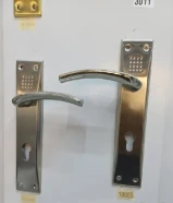 نجار وصيانة الاقفال ومفاتيح وفتح الباب المقفول الخشب والامنيوم والزجاج وتركيب ورق جدران واصباغ