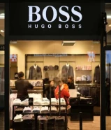 للبيع ملابس متنوعة ماركة BOSS الأصلية