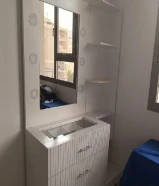 تسريحة غرفة نوم لون ابيض مع ارفف جانبية مستعمل بحالة جيدة للبيع