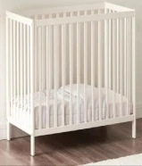 سرير اطفال خشب ابيض بحالة جيدة جدا مع المرتبة Adjustable white wood baby bed with mattress