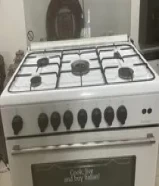 طباخ 5 عيون مع فرن بومباني صنع ايطاليا نظيفة جدا جدا لون ابيض90x60