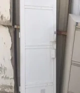 للبيع باب المينيوم نوع ثقيل وجوده .