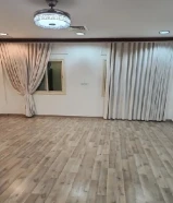 شقة دور أرضي بالشعب تتكون 3 غرف ، واحدة ماستر 2 غرفه بينهم حمام وصاله 4 حمام مطبخ غرفة خدامة مع حما