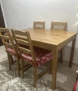 سفره ايكيا 4 كراسي بحاله ممتازه و معها الكشنات