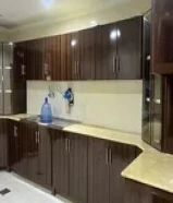 بيت كبير بمساحه كبيره وحديثه وموقف سيارات أكثر من 8 سيارات وسط الخدمات