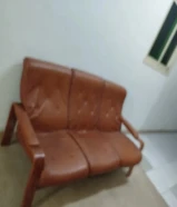 كنبة جلد اللون بنى فاتح ممتازة جدا