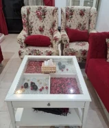 طقم صالون كنب مع طاولة وسطية وبرادي بحالة ممتازة